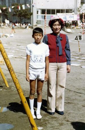 運動会で治子さんと写真に納まる小学６年生の福田監督