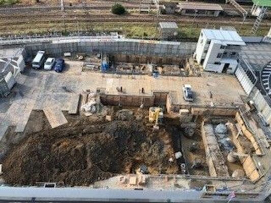 ＪＲ小山駅東口の複合ビル建設現場