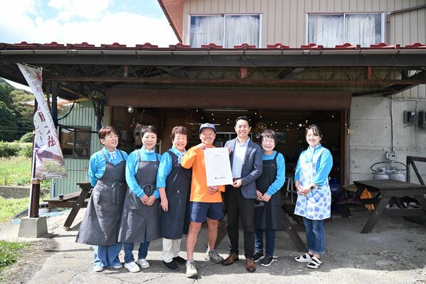 大賞の賞状を手にする君島代表理事（左から４人目）
