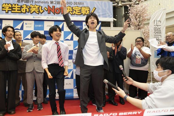 表彰式で喜びを爆発させるカバザクラの２人（中央）