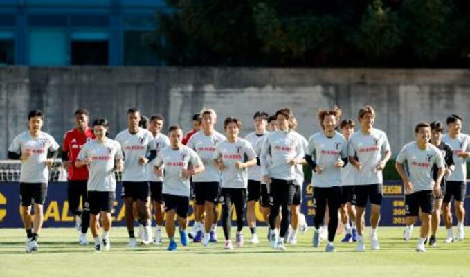 　メキシコ戦へ向け、調整する久保（中央）ら日本代表＝オークランド近郊（共同）