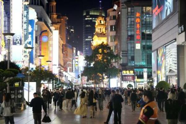 上海の繁華街を歩く人たち=11月(共同)