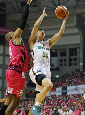 第１クオーター、シュートを放つブレックスの高島（右）＝秋田市のＣＮＡアリーナ☆あきた