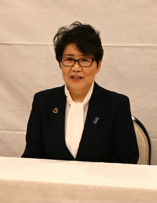 立候補を正式表明する早川桂子氏＝15日午後、佐野市内