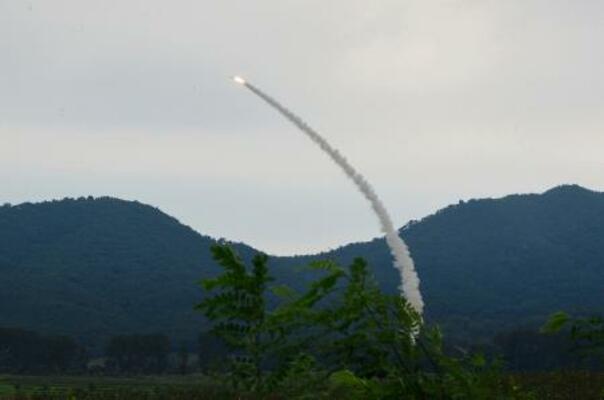 　北朝鮮のミサイル総局が行った新型対空ミサイルの発射実験＝２３日（朝鮮中央通信＝共同）