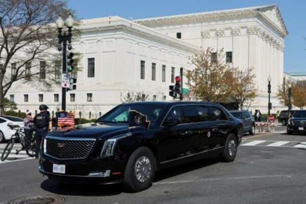　傍聴を終え、最高裁を後にするトランプ大統領のリムジン＝１日、ワシントン（ロイター＝共同）