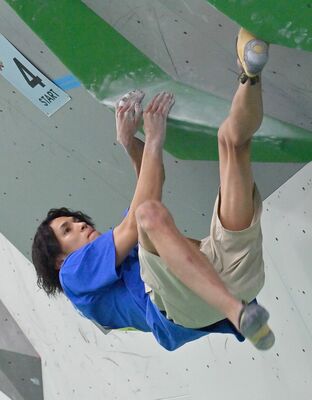 スポーツクライミング成年男子ボルダリング決勝　３位となった本県選抜の楢崎明＝壬生町総合運動場特設会場