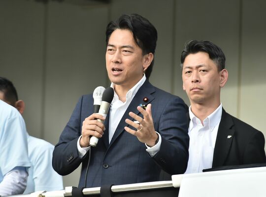 自民候補の応援で演説する小泉農相＝17日午後、宇都宮市宮みらい