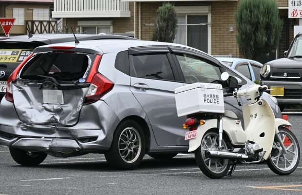 スーパー駐車場で起きた事故に巻き込まれた車＝10日午後、足利市大前町（画像は一部加工しています）