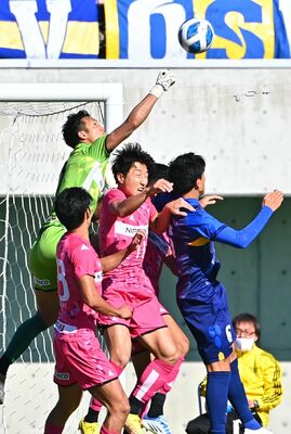 後半３分、クロスボールをクリアする栃木シティのＧＫ原田（左奥）＝埼玉県の熊谷スポーツ文化公園
