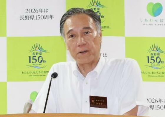 　定例記者会見する全国知事会長の阿部守一長野県知事＝３日午後、長野県庁