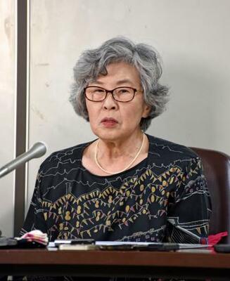 　記者会見する高橋シズヱさん＝２７日夜、東京・霞が関の司法記者クラブ