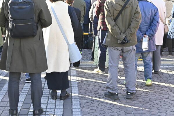 手袋やコートを着用して候補者の街頭演説を聞く有権者ら＝３日午後、宇都宮市内