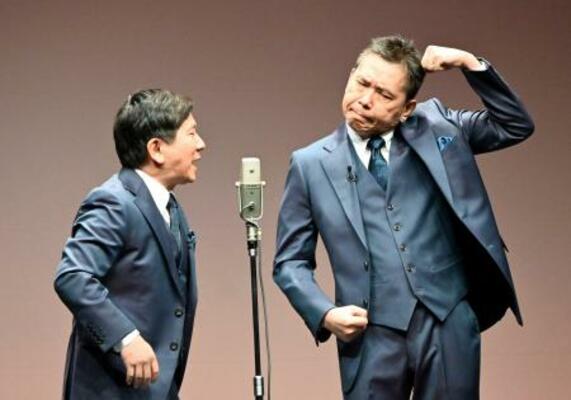 漫才を披露する「爆笑問題」の田中裕二(左)と太田光=東京都内
