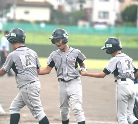 ３回、２点本塁打を放った阿久津スポーツの八木澤（中央）がガッツポーズ＝県営Ａ