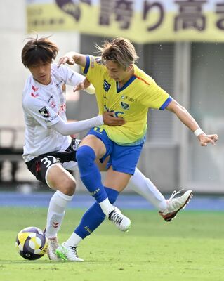 前半７分、栃木ＳＣのＭＦ藤原（右）が相手と競り合う＝カンセキスタジアムとちぎ、広瀬華撮影