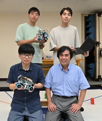 優勝した帝京ロボスターチーム。後列左から神田さん、大滝さん、前列左から大輪さんと、蓮田学科長