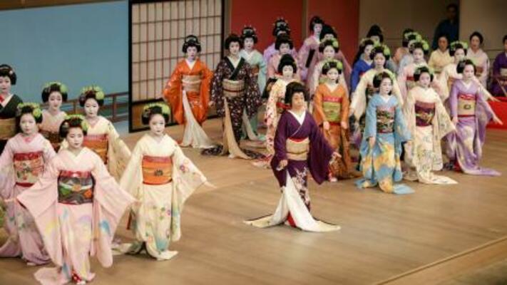 　京都五花街合同公演「都の賑い」のリハーサル「総ざらえ」で舞を披露する芸妓や舞妓＝２６日午後、京都市東山区の南座