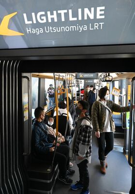 ＬＲＴ車両の内部を見学する家族連れ