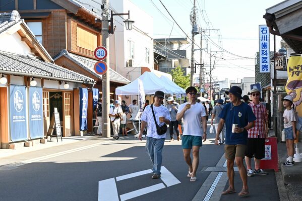 クラフトビールを味わいながら街歩きを楽しむ来場者