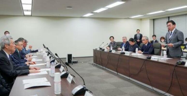 医療関係団体の代表者(左側)と面会する上野厚労相(右端)=10日、東京都千代田区