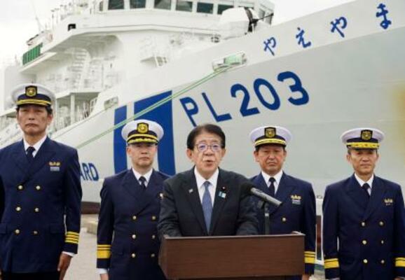 視察後、報道陣の取材に応じる金子国交相(中央)=15日午後、沖縄県石垣市