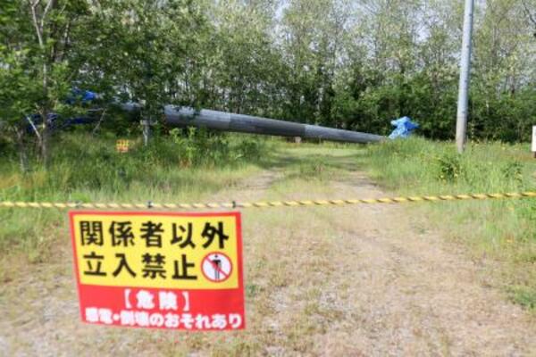 　風力発電の風車が倒壊した現場＝２７日、秋田県男鹿市