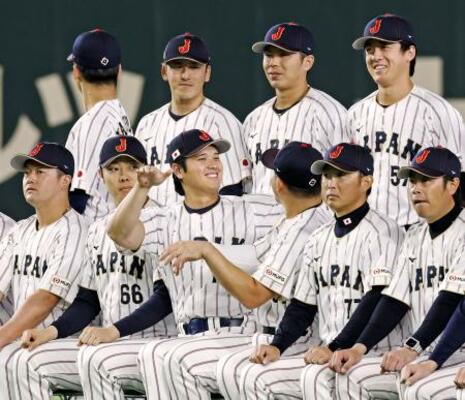 笑顔で記念撮影に臨むWBC日本代表の大谷翔平(前列左から3人目)=4日、東京ドーム