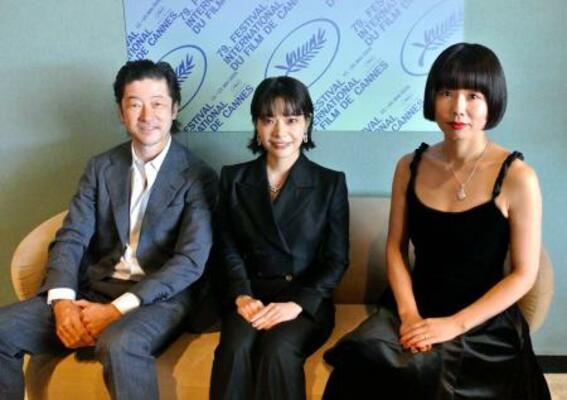 　カンヌ国際映画祭で「すべて真夜中の恋人たち」の公式上映後、取材に応じる（左から）浅野忠信、岸井ゆきの、岨手由貴子監督＝フランス・カンヌ（共同）