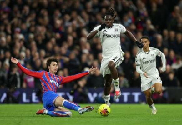 　フラム戦にフル出場したクリスタルパレスの鎌田大地（左）＝７日（アクションイメージズ・ロイター＝共同）