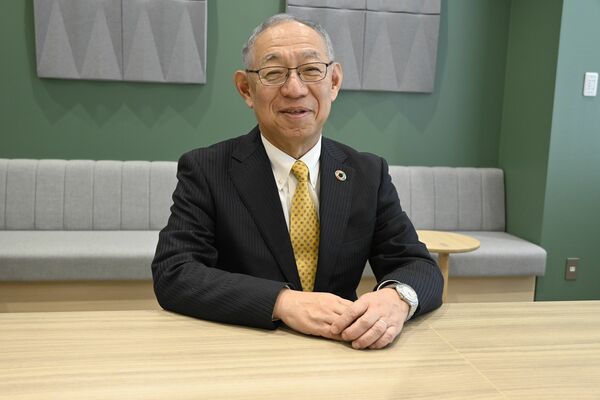 中国での新工場建設などについて説明する渡部社長=12月中旬、東京都