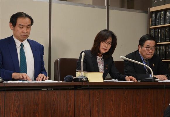 県選管の裁定取り消しを求め、高裁に提訴した理由を述べる片山氏（中央）＝８日午後、東京都千代田区霞ケ関の司法記者クラブ
