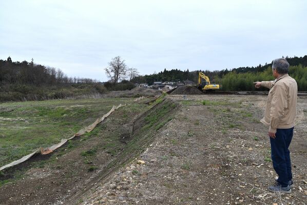 大谷町瓦作地区の陥没現場。写真の右半分が公共残土を使って埋め戻された
