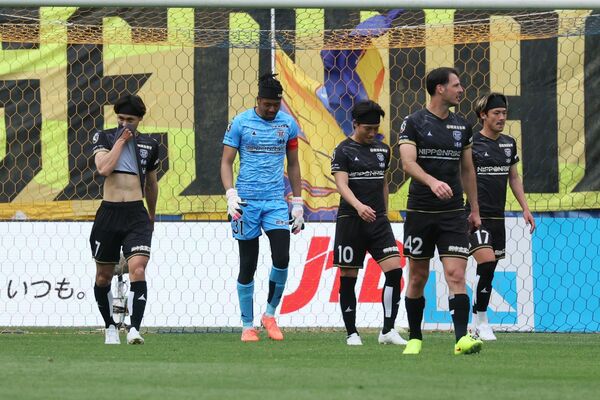 後半１２分、３失点目を喫してうつむく栃木シティの選手たち＝ユアテックスタジアム仙台（copyright TOCHIGI CITY）