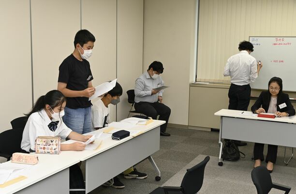 模擬裁判に参加する中学生ら＝８日午後、宇都宮市明保野町
