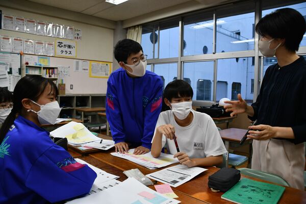 全校生徒から寄せられた意見を基に校則の見直しを検討する生徒会役員ら＝９月下旬、壬生中