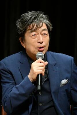 　取材会に登場した中村雅俊＝２１日、東京都内