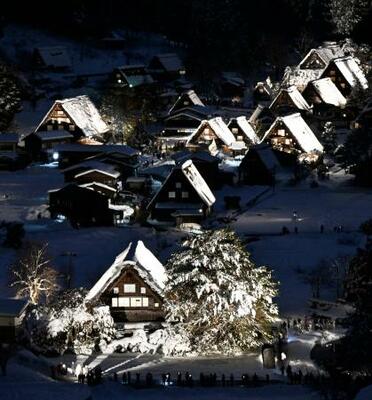 　岐阜県白川村の白川郷で始まった合掌造り集落のライトアップ＝１２日夕