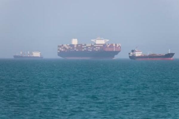 　ホルムズ海峡の船舶＝４日、イラン南部バンダルアバス沖（イラン学生通信・ＷＡＮＡ提供、ロイター＝共同）