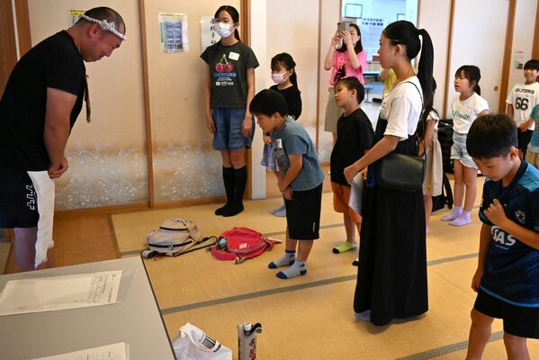 あいさつの練習をする子どもたち