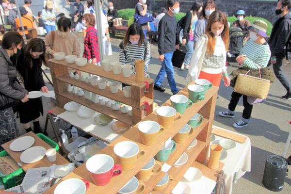 大勢の来場者でにぎわう益子秋の陶器市＝３日午前、益子町益子