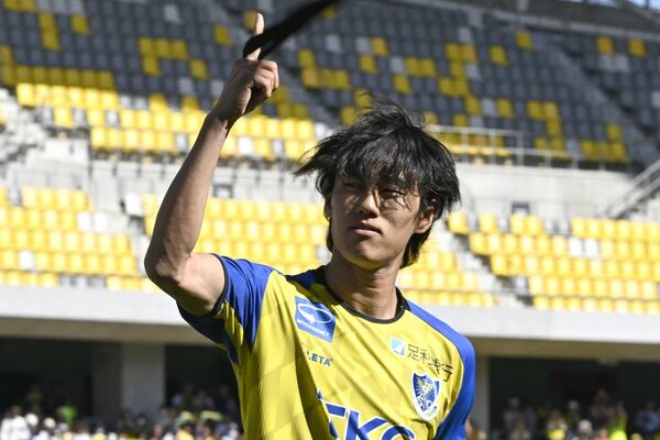 前半42分、栃木ＳＣのＦＷ西野がゴールを決めてヘッドバンドを回す