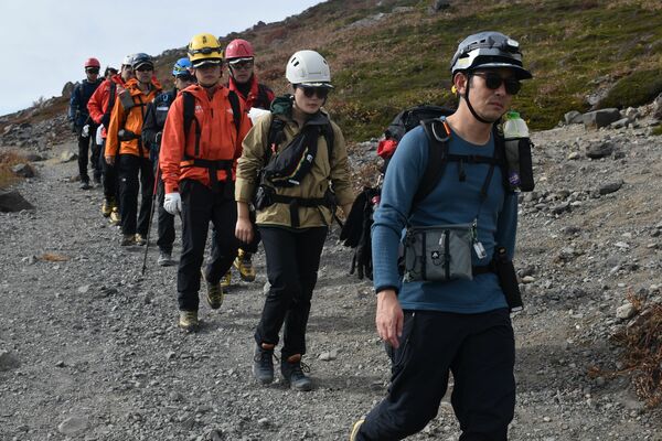 登山道をパトロールする那須塩原署員ら＝19日午後１時55分、那須町湯本