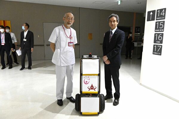 お・ボットの完成を喜ぶ島田病院長（左）と堀学校長
