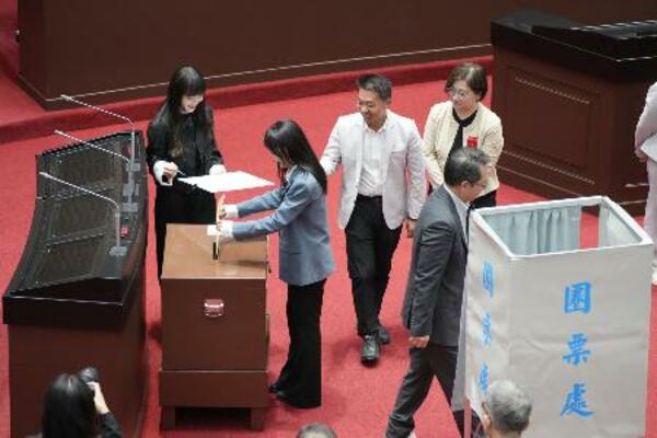 台湾の立法院(国会)で頼清徳総統の弾劾案に対する投票をする立法委員(議員)ら=19日、台北市(共同)