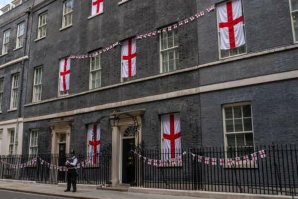イングランドの旗が飾られた英首相官邸=14日、ロンドン(ゲッティ=共同)