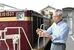 「トロッコ列車は紅葉や花見の時季が特に人気」と樺沢社長。左は「トロッコわたらせ渓谷号」のトロッコ車両を引くディーゼル機関車