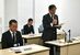 琵琶塚古墳整備事業の経緯について説明し、謝罪する浜口教育長（右）＝28日午後、小山市役所