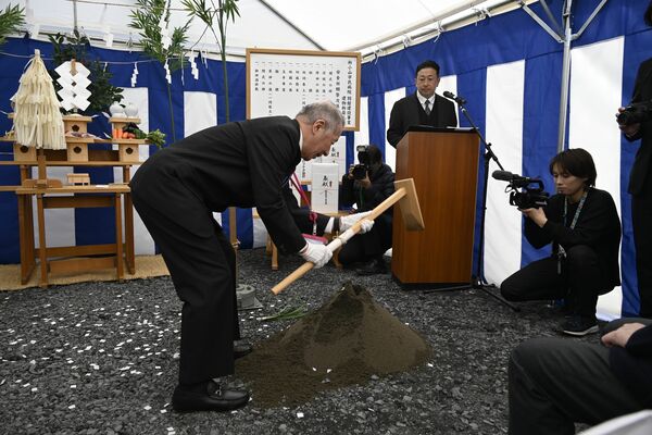 神事に臨む佐田理事長