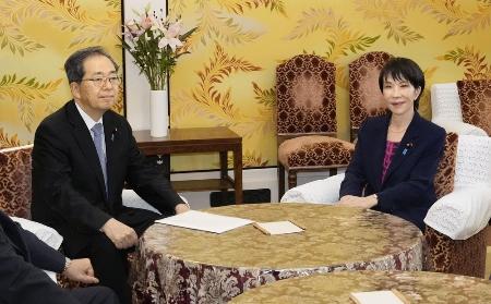 与党党首会談で公明党の斉藤鉄夫代表(左)は自民党の高市総裁に連立政権の枠組みから離脱すると伝えた=10月10日、国会